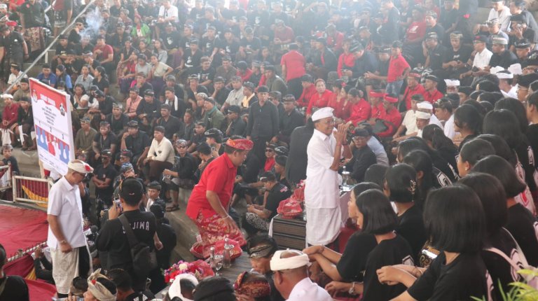 Massa Bangli Membludak Hingga 5 Ribu Orang Sambut Koster-Giri