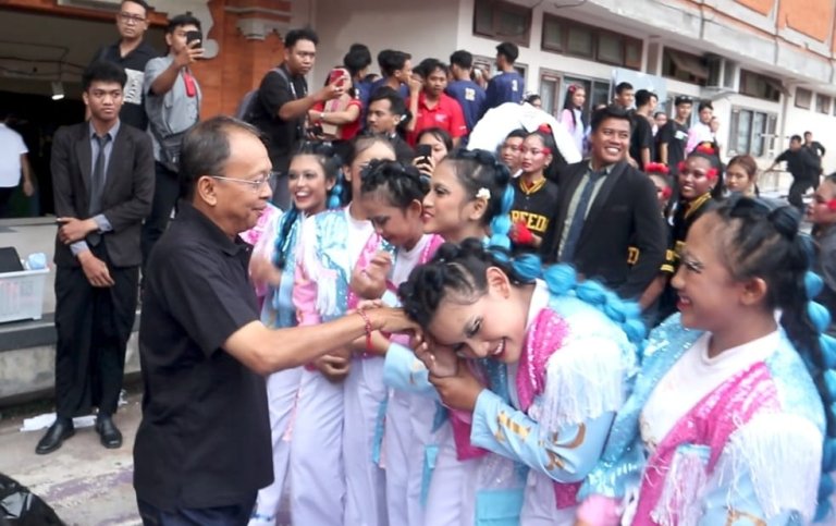 Siswa-Siswi Sambut Antusias Kedatangan Wayan Koster di Gor Ngurah Rai