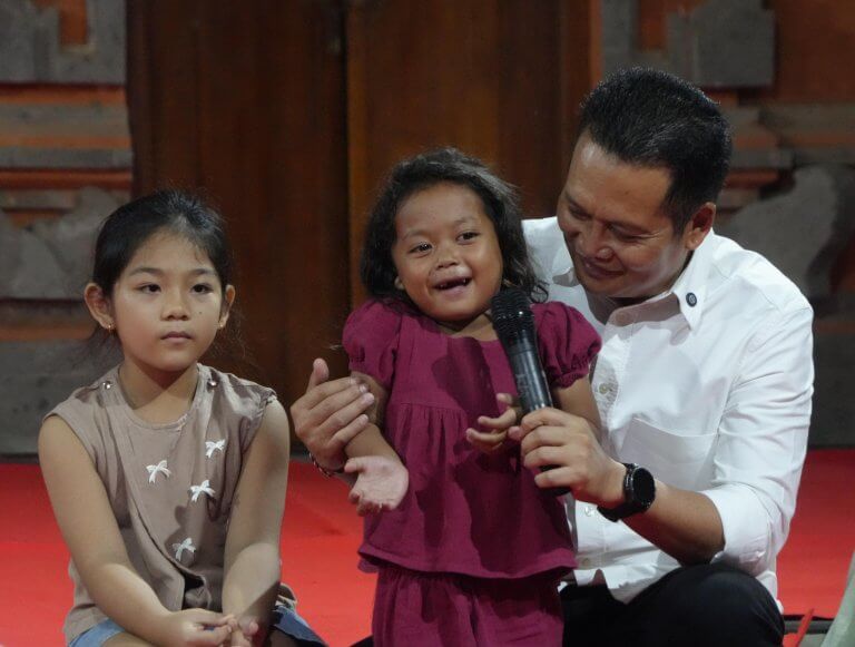 Bupati Jembrana Berbagi Kisah Hidup Susah Bersama Anak-Anak Kurang Mampu