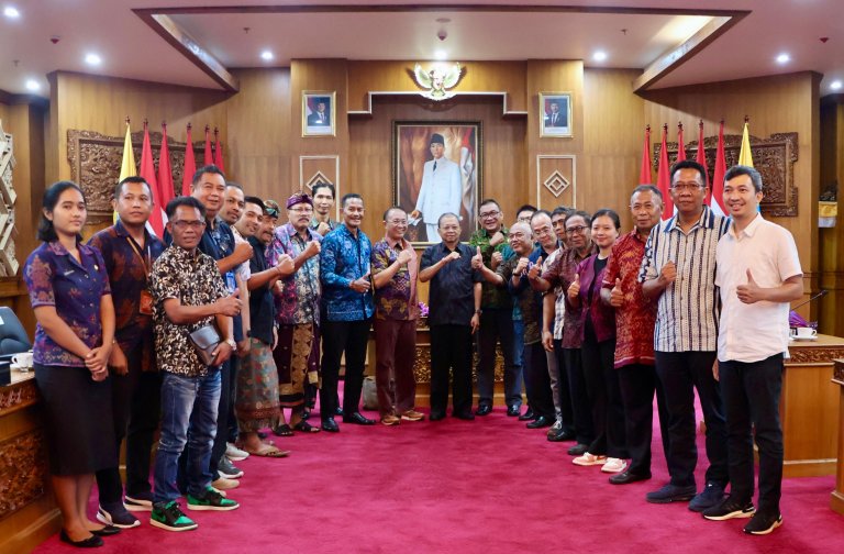 Gubernur Koster Gelar Rakor Elektrifikasi Taksi  dan Para Usaha Transportasi